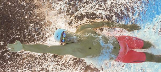 开云体育平台APP-赛道上的艺术，阿隆索驾驭梅赛德斯鏖战迈凯伦