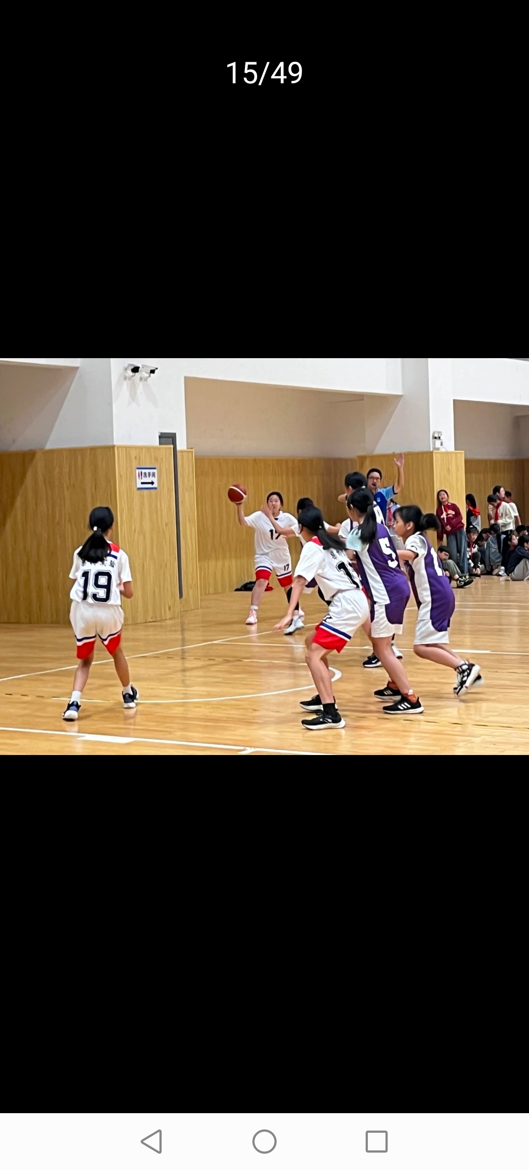 关于球员们斗志昂扬，全情投入篮球比赛，尽展风采的信息