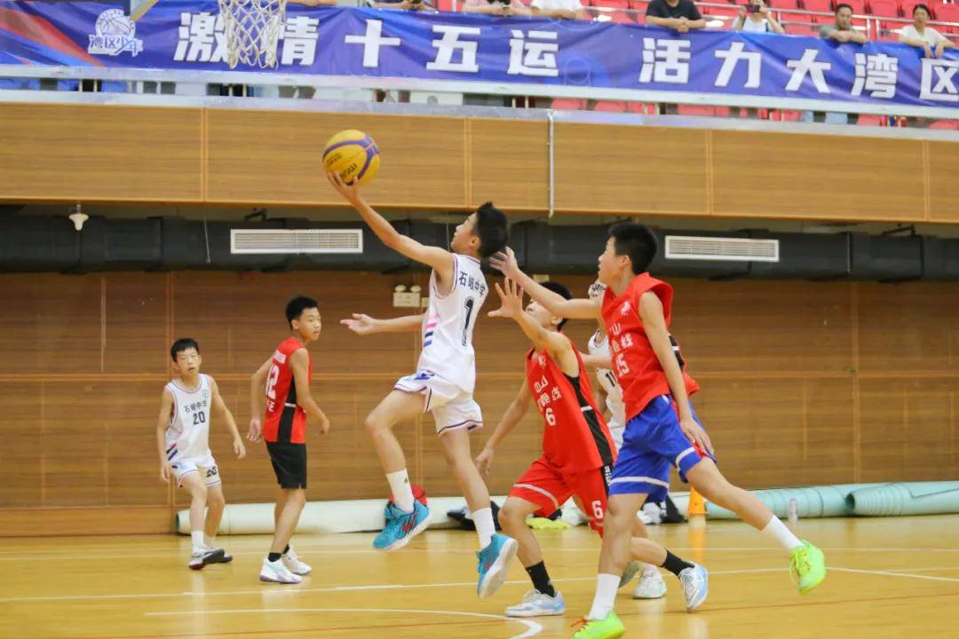 关于球员们斗志昂扬，全情投入篮球比赛，尽展风采的信息