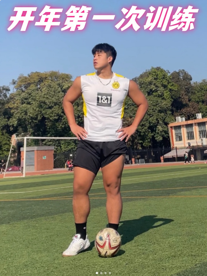 雷恩球员训练场上互相鼓励，为比赛做好准备的简单介绍