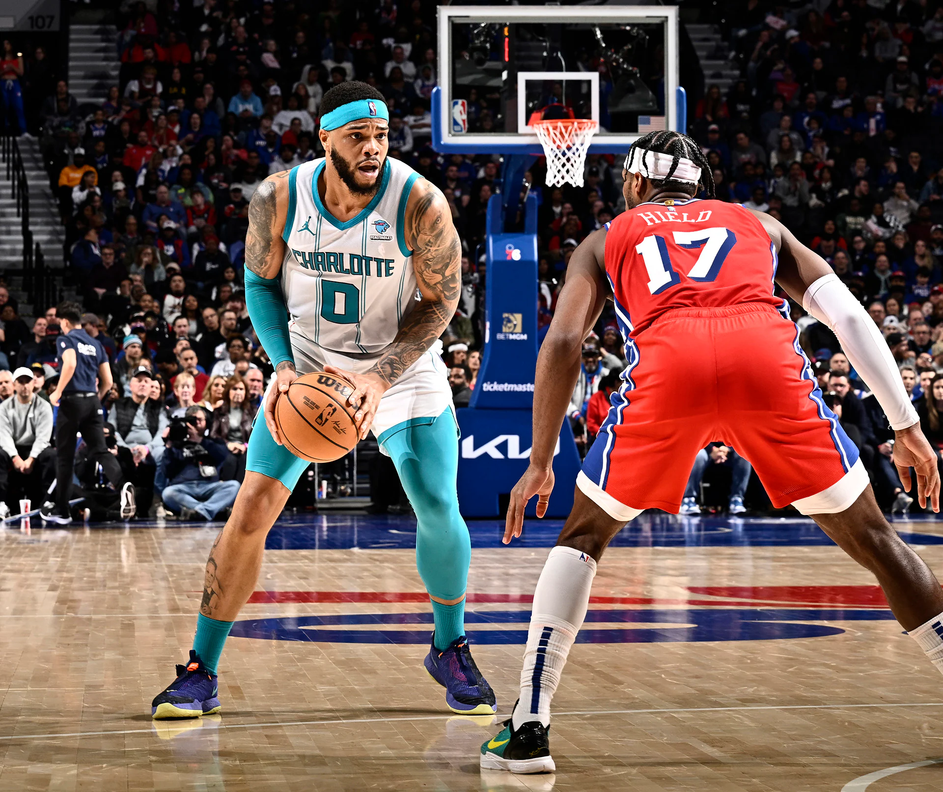 关于猛龙客场横扫黄蜂，展现冠军实力的信息