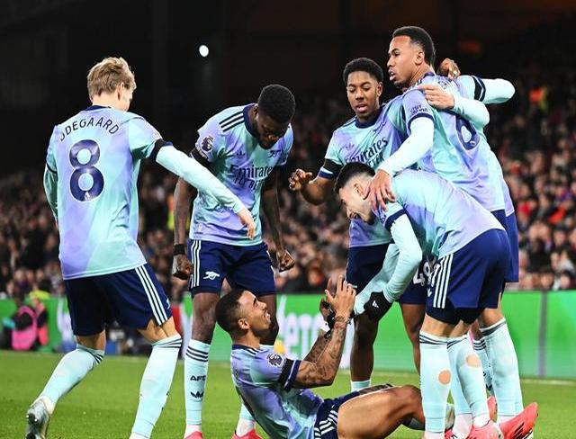 包含连续精彩战况，赛场热闹非凡！的词条