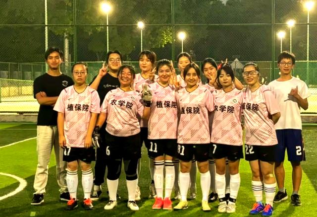 女子足球训练营：锻炼技术和团队合作的简单介绍