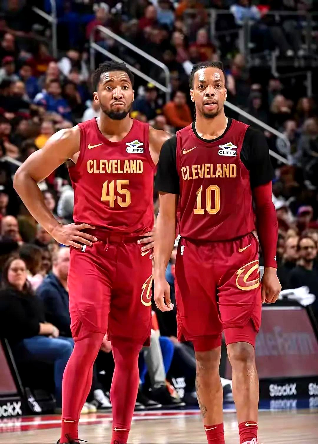 包含独行侠轻取意大利男篮，米切尔关键制胜的词条