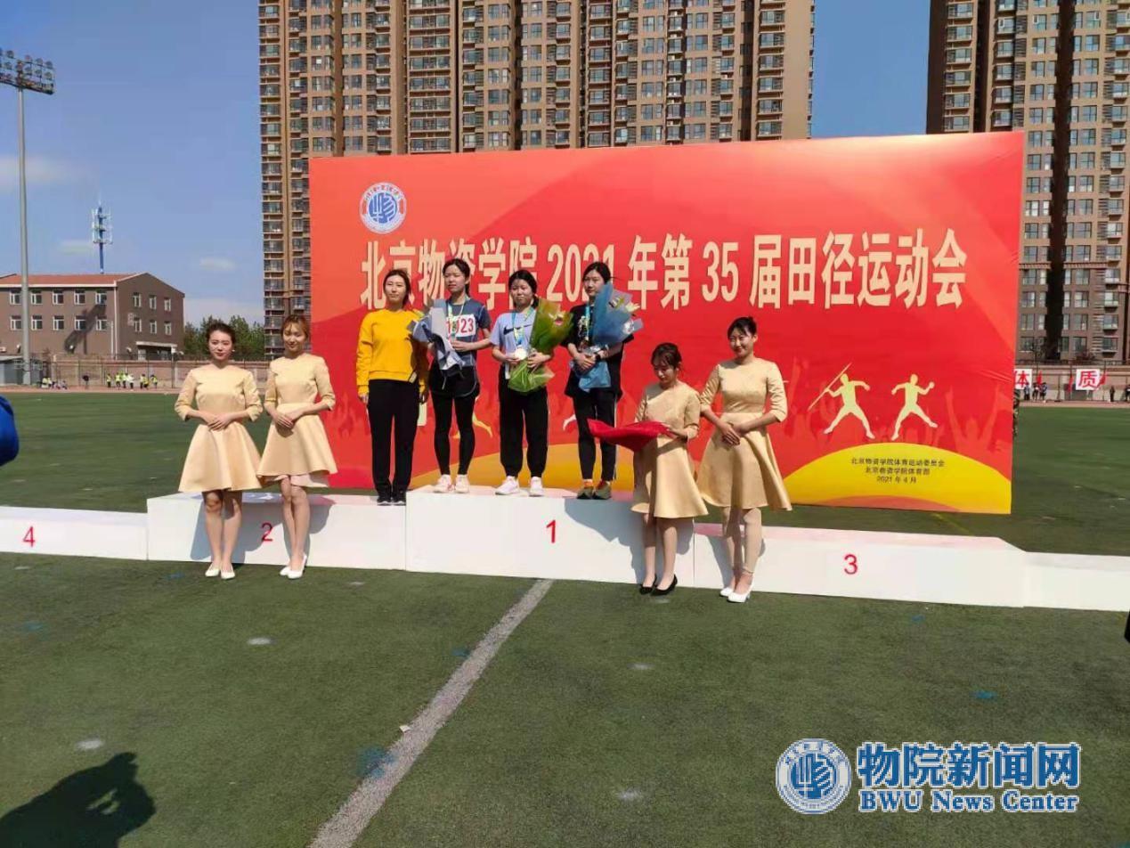 关于争夺冠军的较量，双方在拼搏中超越极限的信息