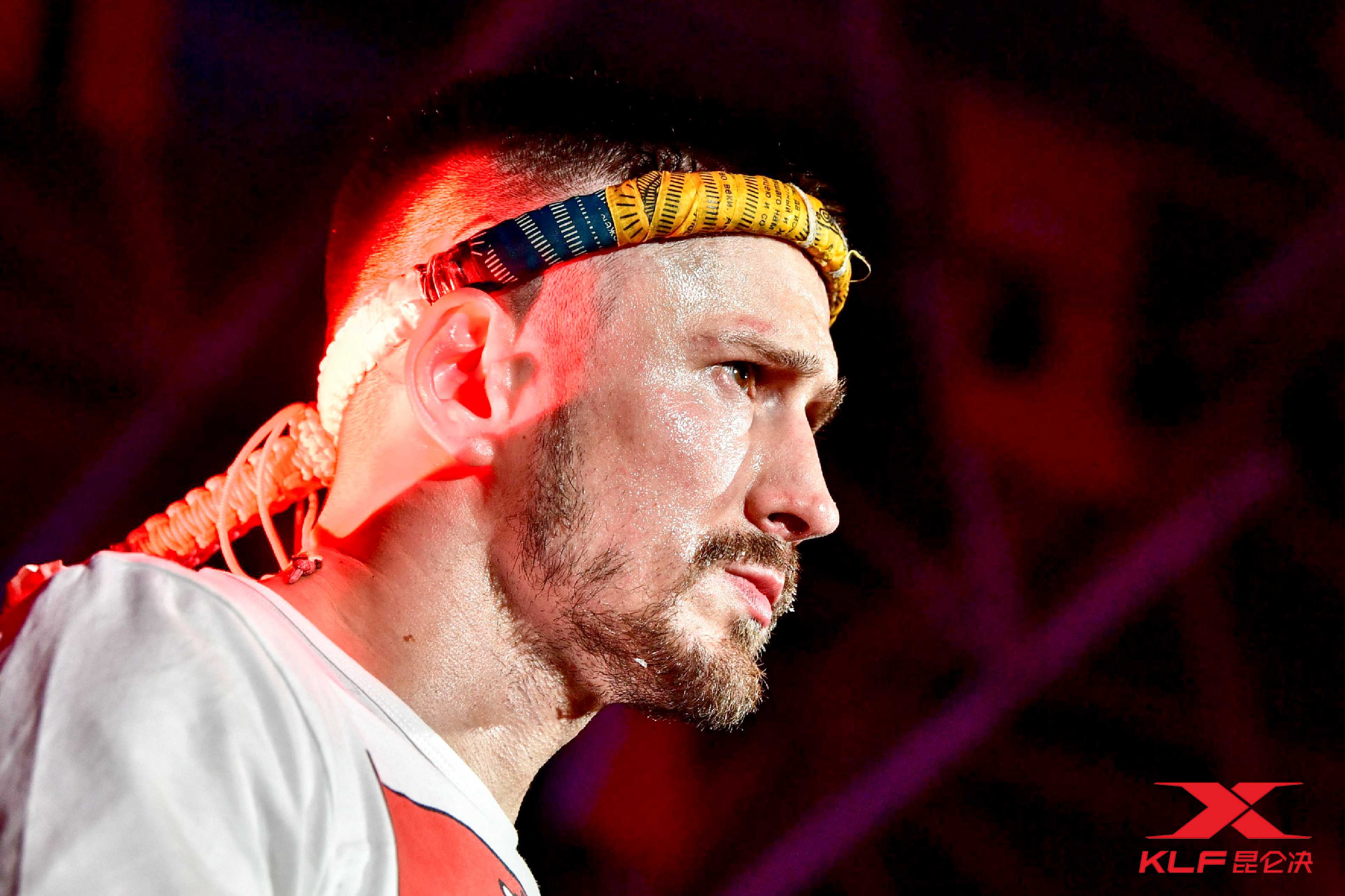 关于争夺冠军的较量，双方在拼搏中超越极限的信息