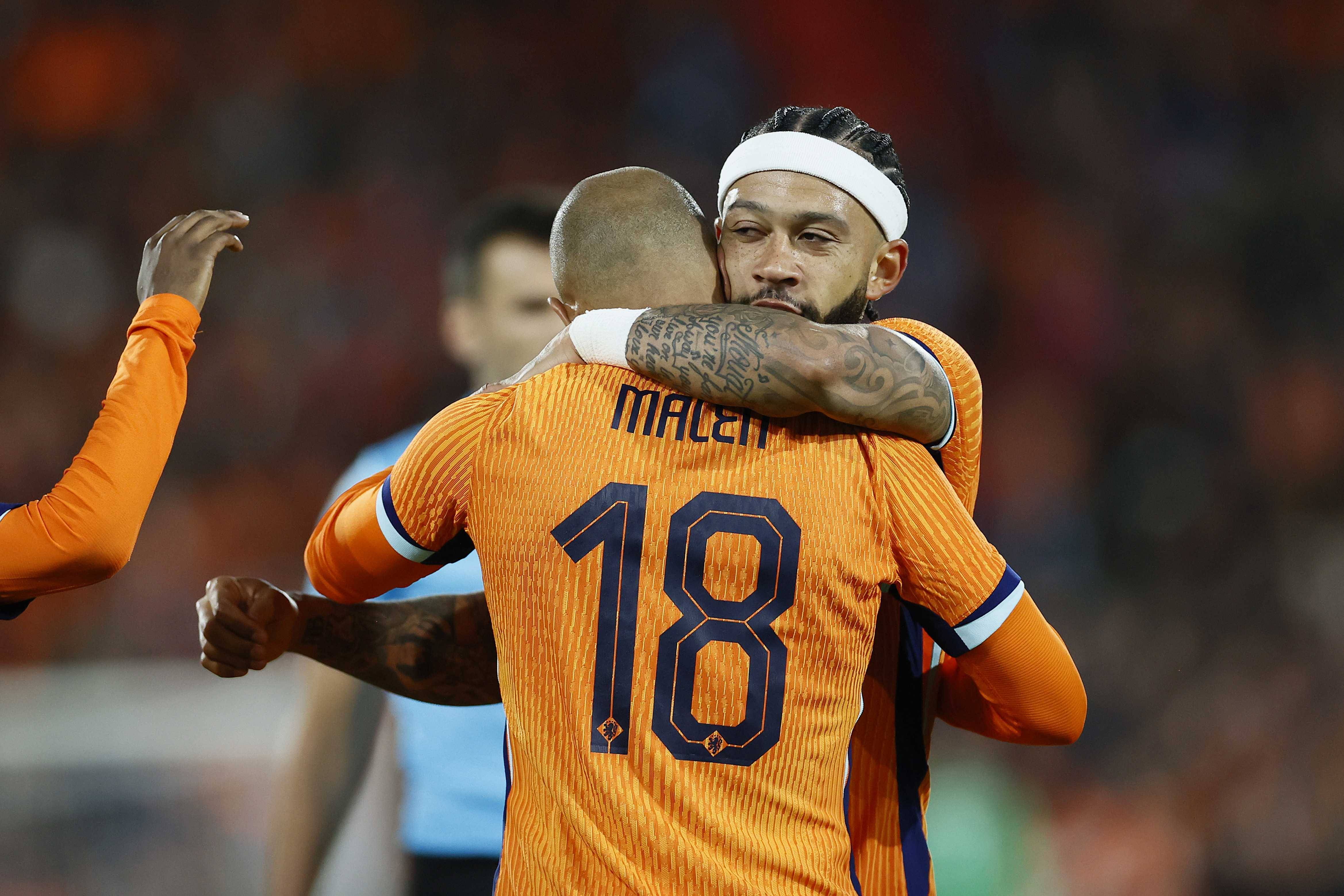 包含荷兰队再度失利，陷入了晋级不确定的境地的词条