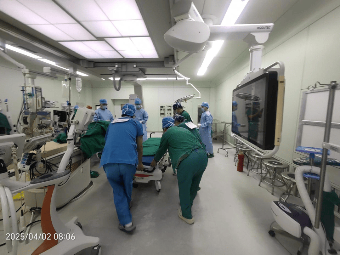 医疗小组团队接手球员伤情，紧急手术救援成功的简单介绍