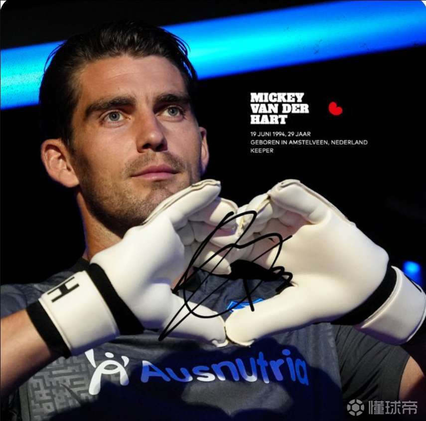 关于阿贾克斯宣布招募新后卫，延续传统青训政策的信息