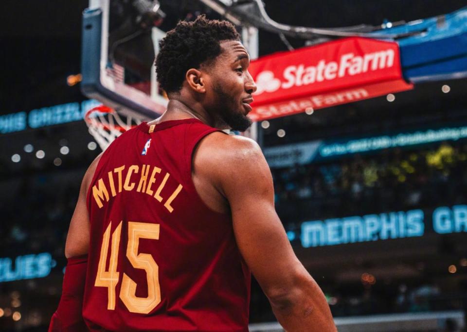 太阳险胜马刺，米切尔扛起全队