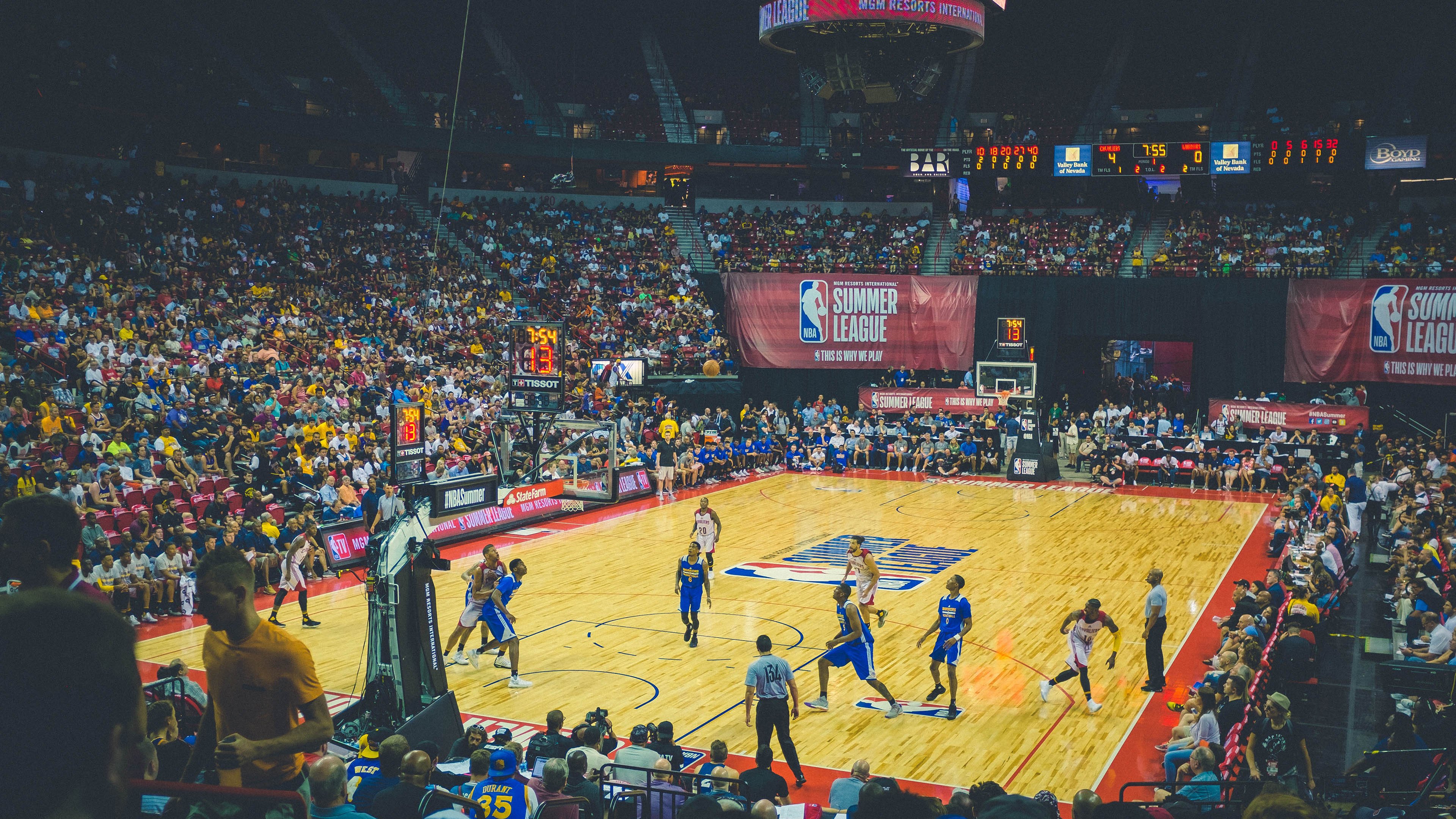 赛道上的艺术，阿隆索驾驭梅赛德斯鏖战迈凯伦